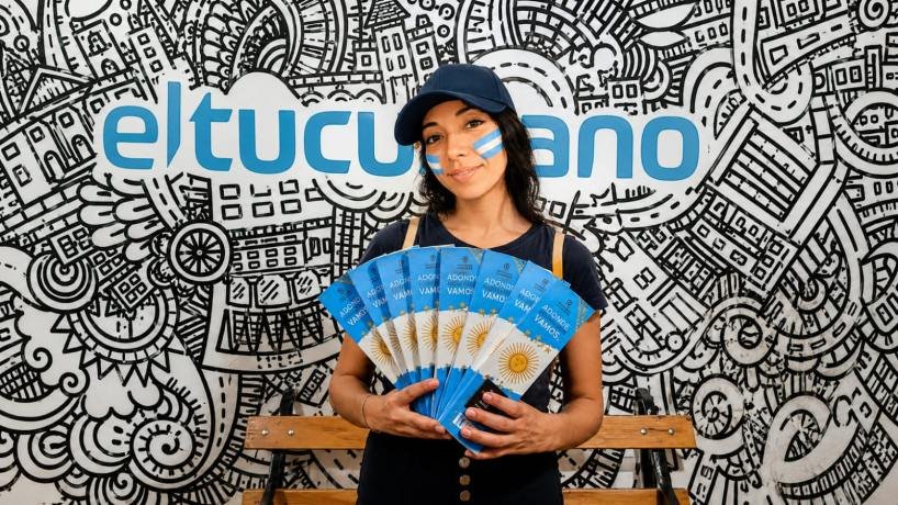 Carolina Maldonado con sahumerios en la cocina de eltucumano