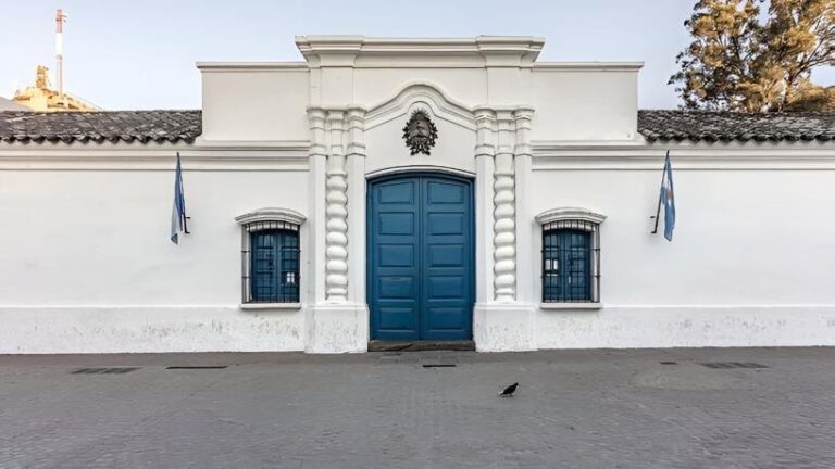 Fachada de la Casa Histórica de Tucumán durante trabajos de restauración
