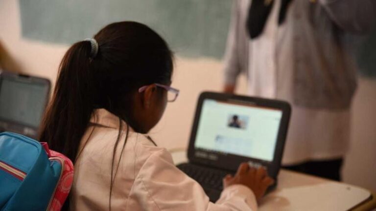 Imagen ilustrativa de computadoras para escuelas tucumanas