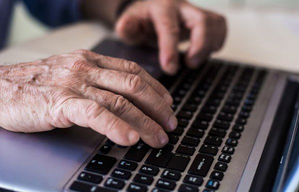 Persona mayor con documentos en una oficina de Anses
