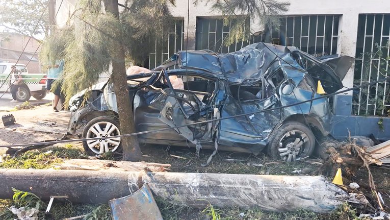Vehículo Honda Fit destruido tras siniestro en avenida Independencia