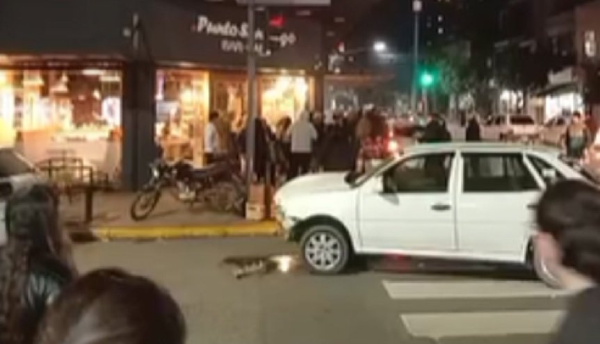 Auto incrustado en la entrada de un bar tras choque en Maipú y Santiago, San Miguel de Tucumán