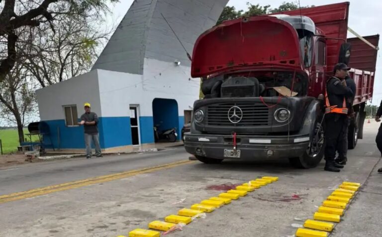 Camión Mercedes Benz interceptado en control del Operativo Lapacho en Valentín Jiménez, Tucumán