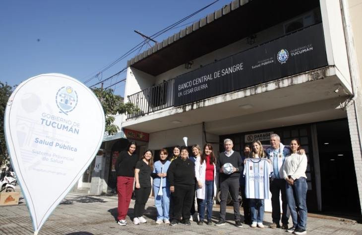Personas donando sangre en el Banco Central de Sangre de Tucumán