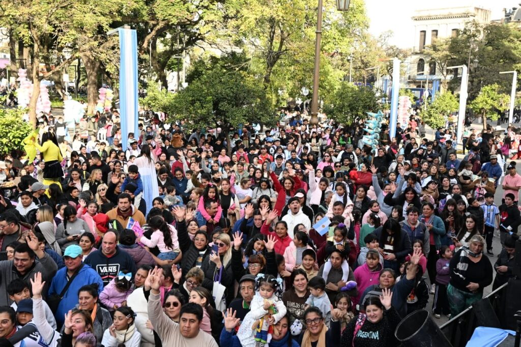 Público reunido en la Plaza Independencia durante los festejos musicales