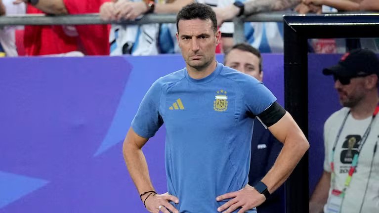 Jugadores de la selección argentina formando en la cancha antes del partido contra Inglaterra