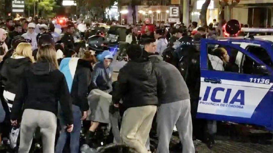 Festejos por el triunfo de la Selección argentina en la calle