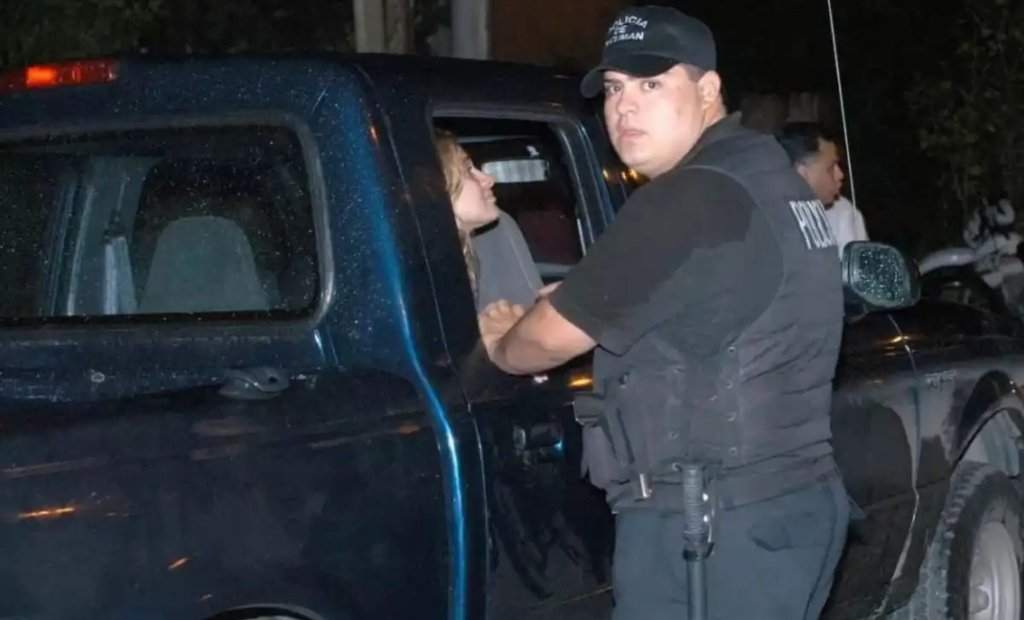 Fotografía de Ema Gómez saliendo de la Corte Suprema de Justicia de Tucumán