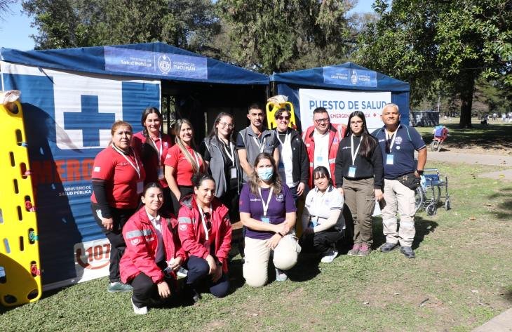 Carpas sanitarias del Ministerio de Salud Pública durante el desfile patrio en Tucumán