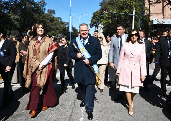 Desfile cívico-militar en el Parque 9 de Julio con autoridades provinciales y nacionales