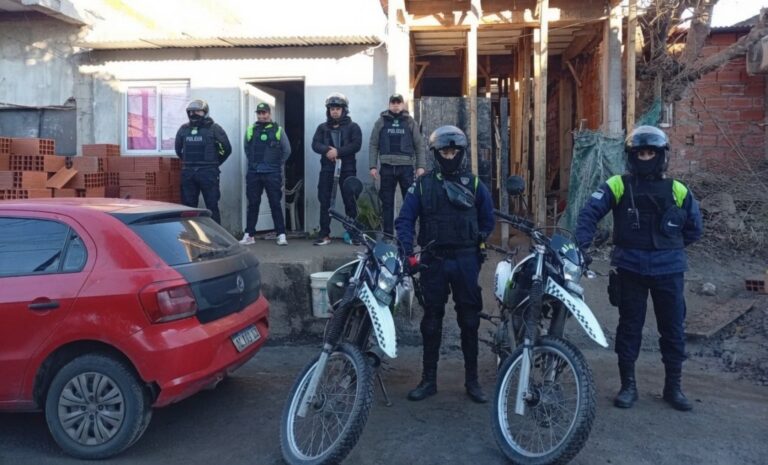 Policía en allanamiento en Yerba Buena por asalto a tour de compras