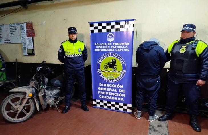 Efectivos policiales durante la detención de un hombre con antecedentes en Tucumán