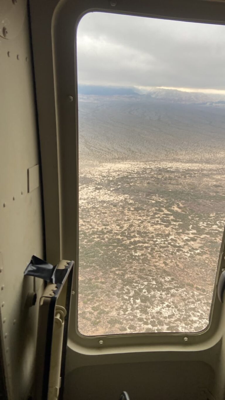 Fotografía del helicóptero sobrevolando Valle Fértil, San Juan, antes del accidente