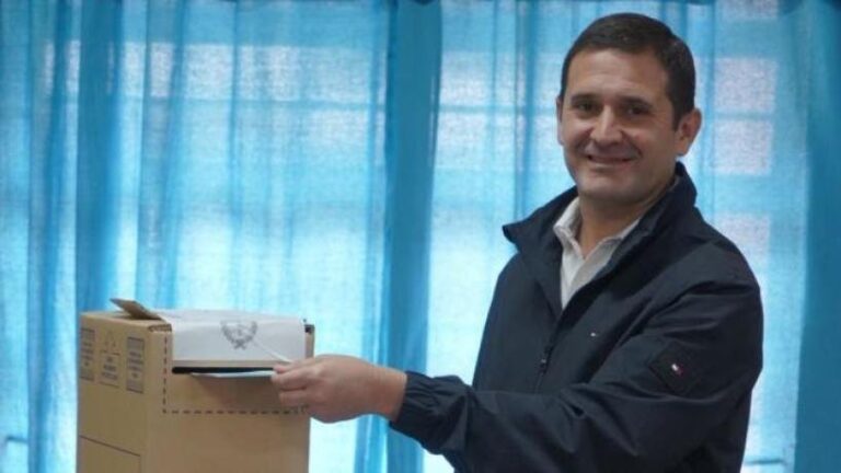Federico Pelli votando en 2025 en Villa Carmela