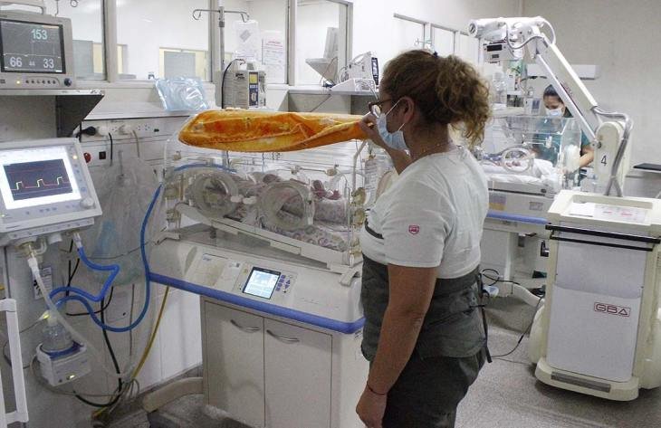 Equipo médico realizando intervención cardíaca en un recién nacido en el Hospital Eva Perón