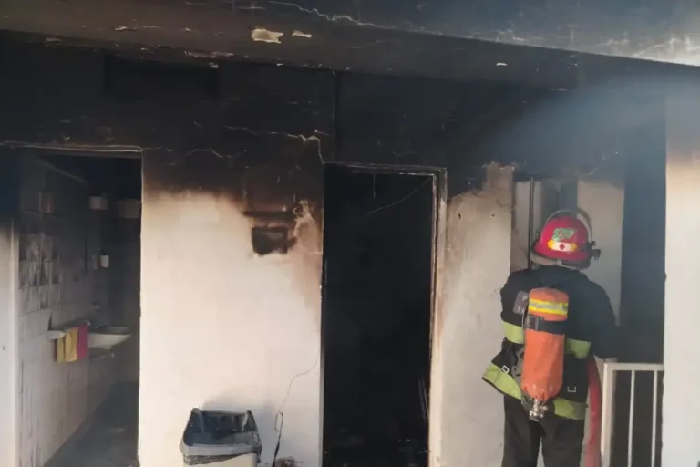 Bomberos trabajando en un incendio en San Miguel de Tucumán
