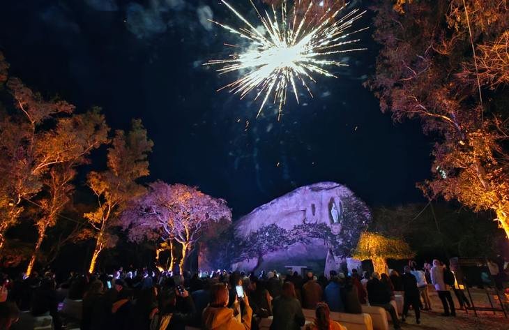 Proyección de mapping en la Gruta de Lourdes de San Pedro de Colalao durante el estreno del espectáculo audiovisual
