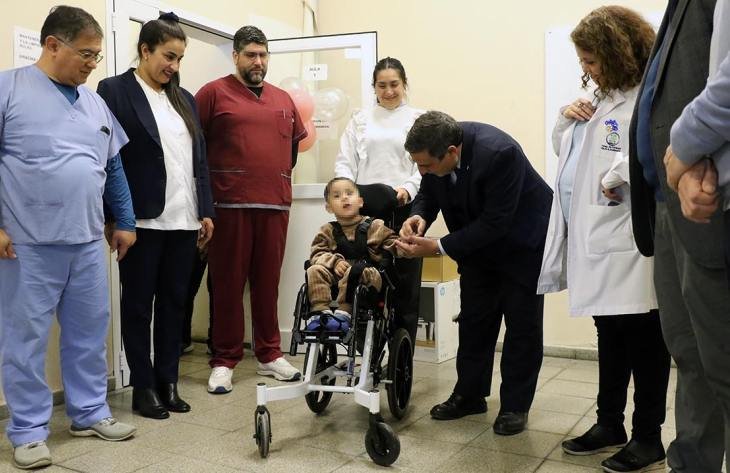 Ministro de Salud Pública Luis Medina Ruiz entrega silla postural a niño en Hospital Avellaneda