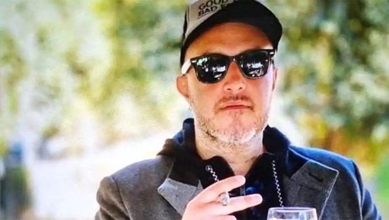 Cartel con fotografía de Diego Ovejero en Yerba Buena con acusaciones de estafa