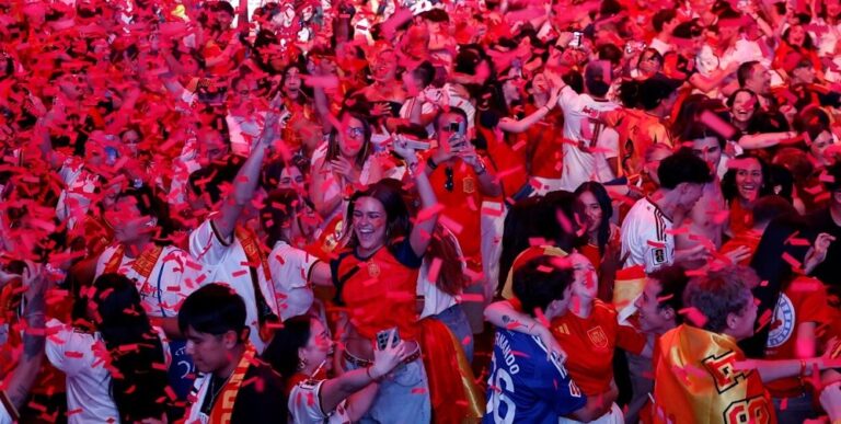 Hinchas españoles celebrando en la Plaza de Colón de Madrid tras la victoria de España en la final del Mundial