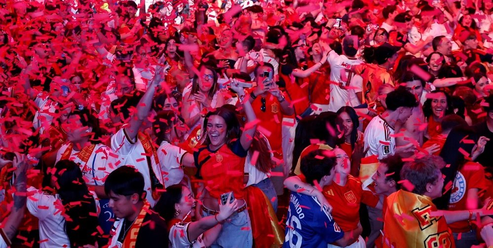 Hinchas españoles celebrando en la Plaza de Colón de Madrid tras la victoria de España en la final del Mundial