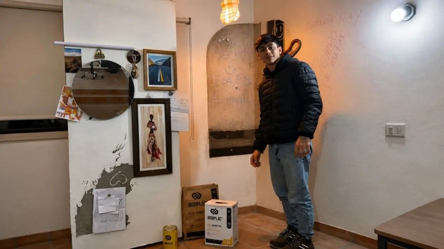 Muestra de cemento magnético IronPlac con objetos colgados
