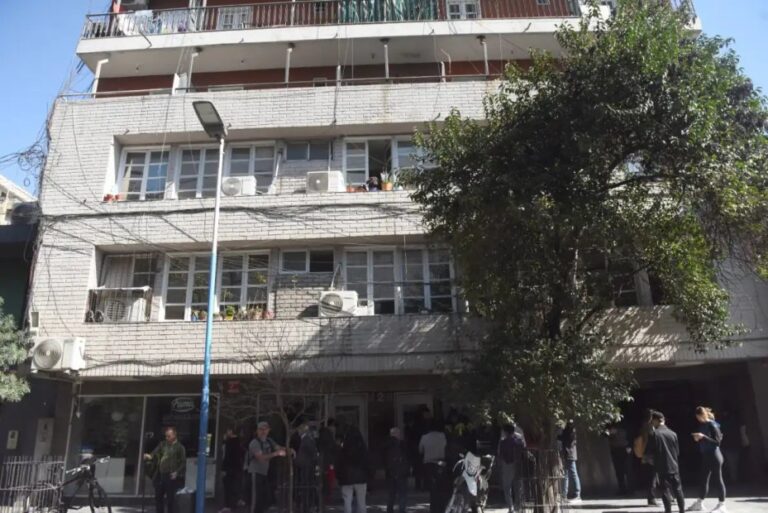Edificio de Monteagudo 120 en San Miguel de Tucumán tras la explosión