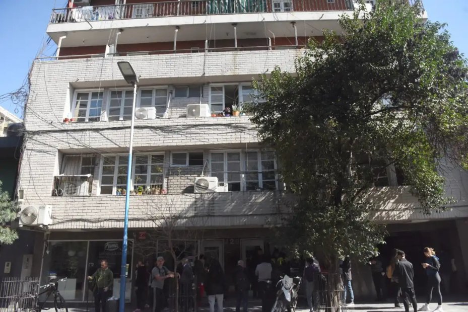 Edificio de Monteagudo 120 en San Miguel de Tucumán tras la explosión