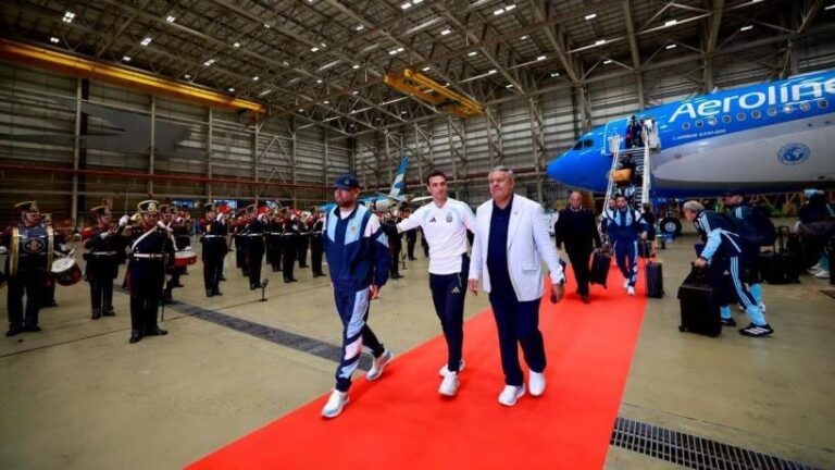 Claudio Chiqui Tapia, presidente de la AFA, en el aeropuerto