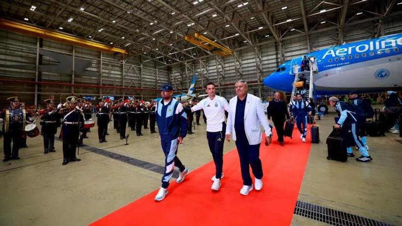 Claudio Chiqui Tapia, presidente de la AFA, en el aeropuerto