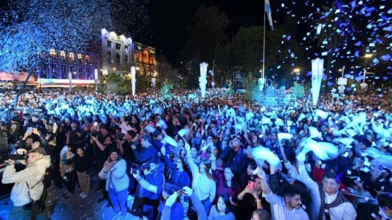 Plaza Independencia colmada de personas durante los festejos del 9 de Julio de 2025 en Tucumán