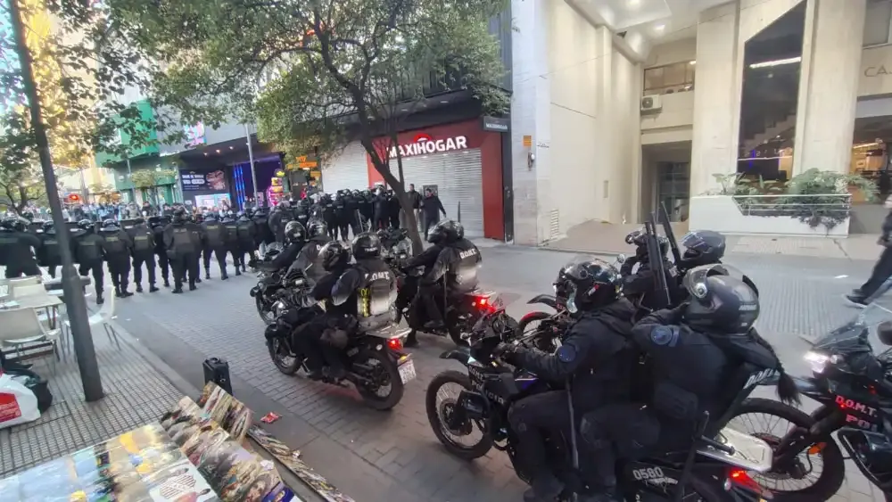 Personas corriendo en la plaza Independencia durante el operativo policial