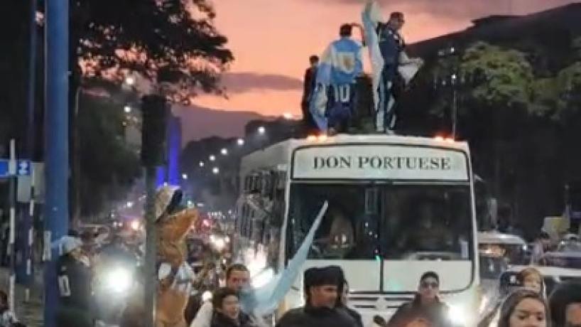 Multitud celebrando en la Plaza Independencia de Tucumán tras la clasificación de Argentina a la final del Mundial