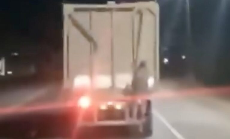 Hombre colgado de la parte trasera de un camión cañero en la ex ruta 38 durante la noche