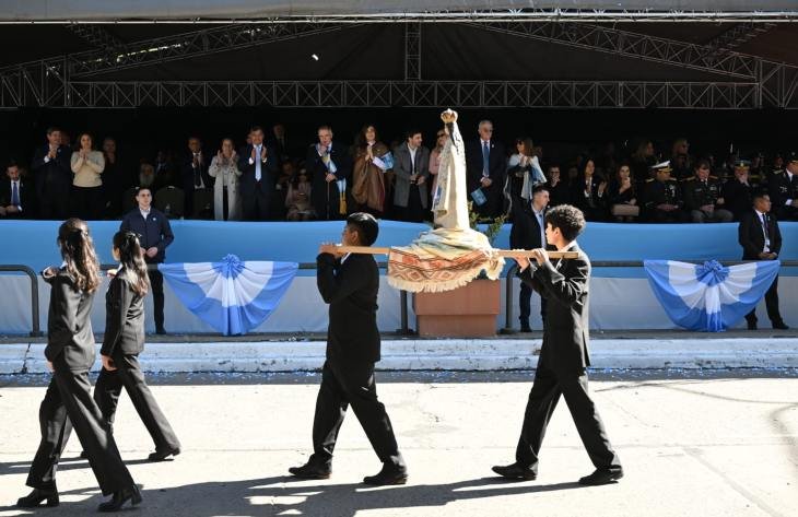 Desfile cívico-militar en el Parque 9 de Julio con autoridades provinciales y nacionales