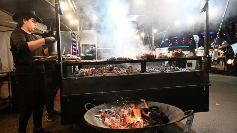 Feria de artesanos y gastronomía en un parque de Tucumán