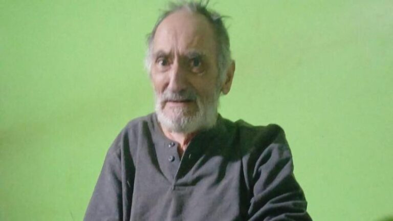 Padre de 72 años sentado en silla de escritorio en Tucumán