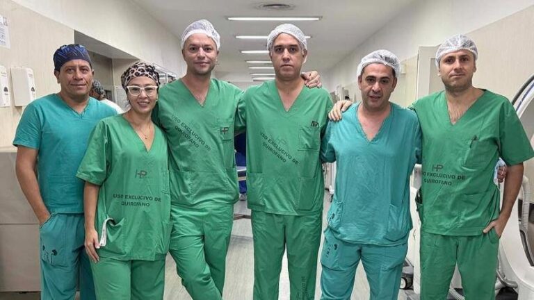 Personal del servicio de Urología del Hospital Padilla durante jornada de cirugías endourológicas