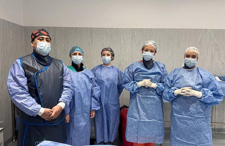 Equipo médico del Servicio de Neurointervencionismo del Hospital Padilla durante procedimiento