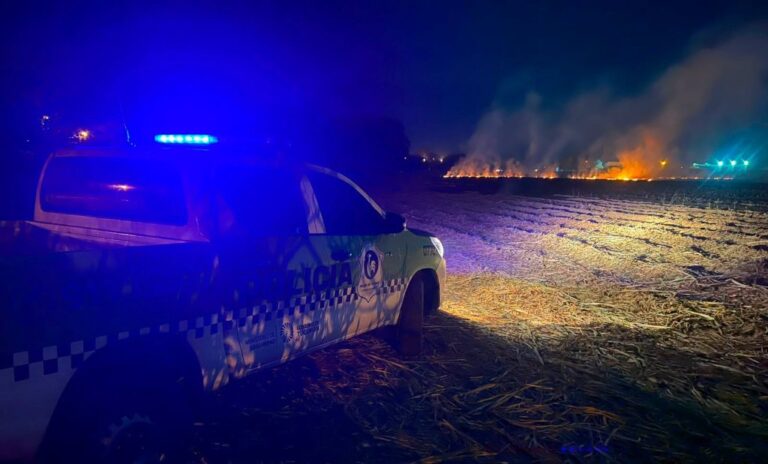 Operativo de bomberos y policías en incendio agrícola en Alderetes, Tucumán