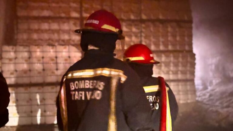 Bomberos trabajando en la extinción de un incendio en un galpón en Lules, Tucumán