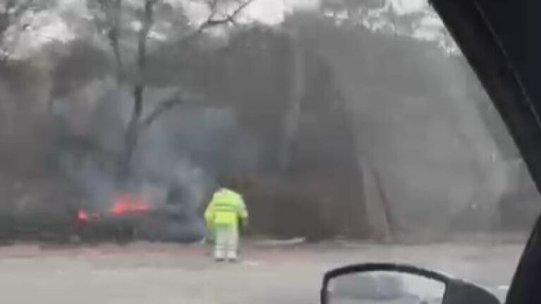 Imagen de un cerro con incendio forestal en la zona de Vipos y Ticucho, Ruta 9, Tucumán