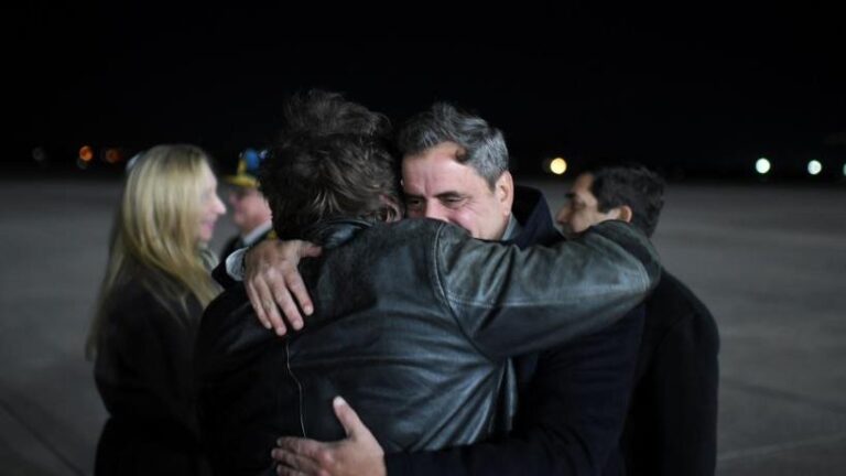 Lisandro Catalán recibiendo a Javier Milei el 9 de Julio
