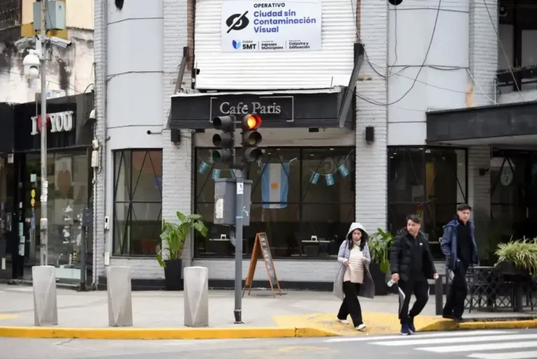 Bolardos instalados en una esquina de San Miguel de Tucumán