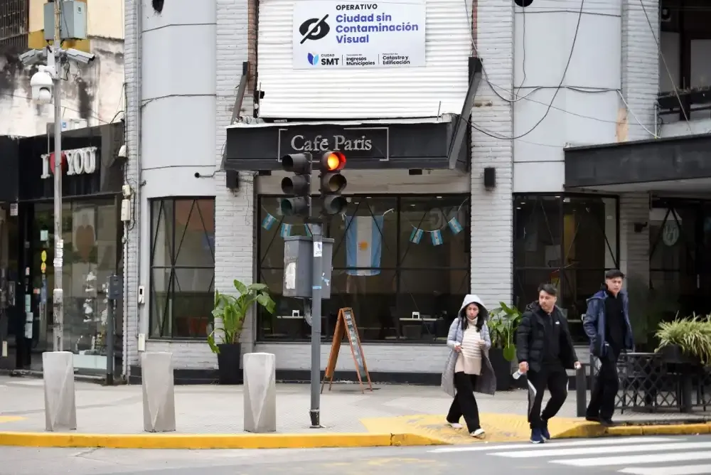 Bolardos instalados en una esquina de San Miguel de Tucumán