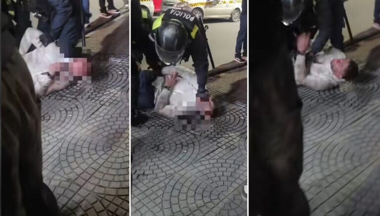 Policía reduciendo a un hombre en la entrada de un boliche en Tucumán