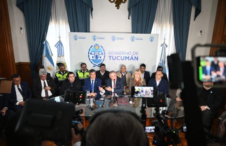 Gobernador Osvaldo Jaldo durante declaraciones sobre Bomberos Voluntarios en Tucumán