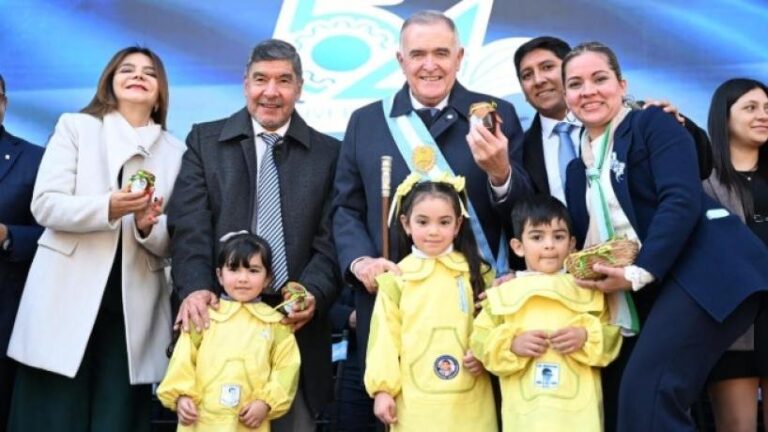 Gobernador Osvaldo Jaldo junto al vicegobernador Miguel Acevedo y al intendente Gonzalo Monteros en el 54° aniversario de Banda del Río Salí