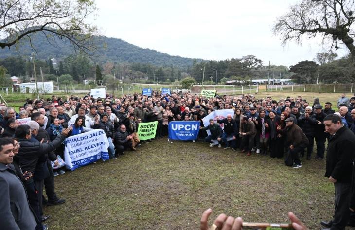 Gobernador Osvaldo Jaldo en reunión con representantes gremiales en Tucumán