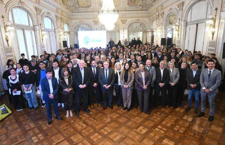 Gobernador Osvaldo Jaldo entrega herramientas y microcréditos en el Salón Blanco de la Casa de Gobierno de Tucumán